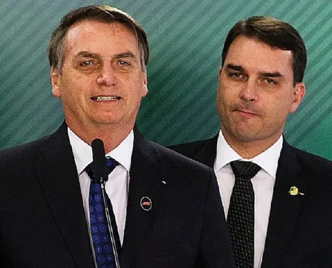 Campanha de Flávio esconde sobrenome do pai em material de campanha