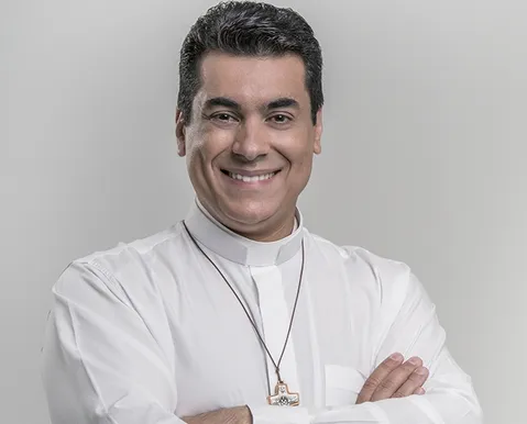 Padre viraliza ao dar conselho inusitado a noiva antes do casamento: "Abre o olho" - Imagem