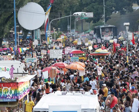 Parada Gay acontece em véspera de feriadão em Salvador; veja detalhes - Imagem
