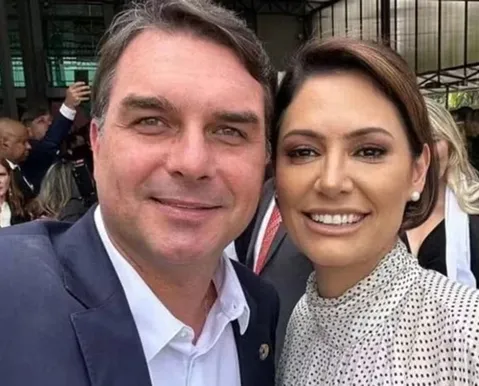 Flávio Bolsonaro declara apoio a Michelle e deseja recuperação - Imagem
