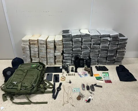 PM e estudante são presos com 119 kg de drogas em shopping de Salvador