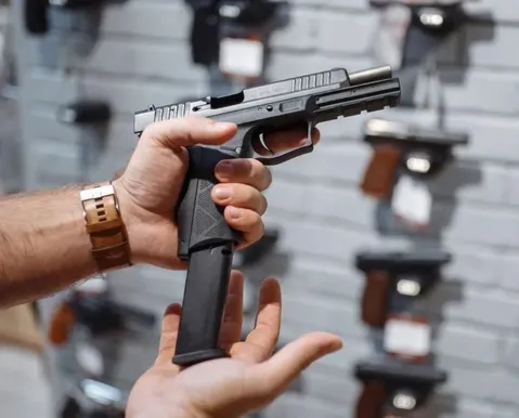 Porte de arma para novas profissões no Brasil; confira quem tem direito