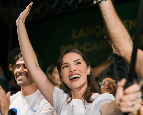 Primeira-dama mobiliza milhares de pessoas ao lançar pré-candidatura