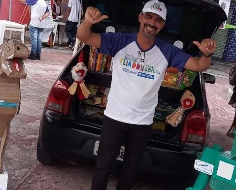 Professor transforma carro em biblioteca itinerante na Bahia