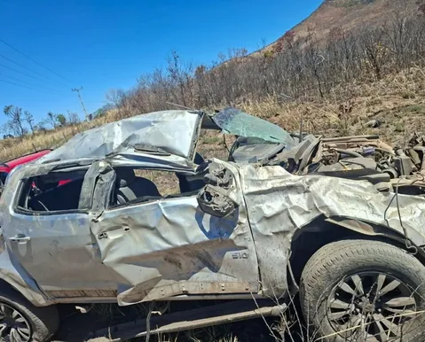 Professora fica em estado grave após capotar em ribanceira na Bahia - Imagem