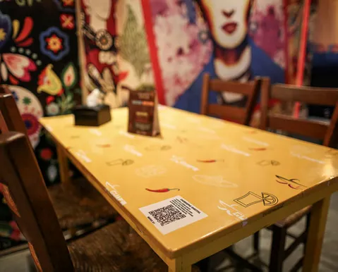 Fim do QR Code? Cardápio físico em restaurantes tem obrigatoriedade aprovada