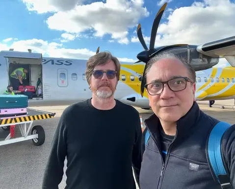 Quem é o cantor que viajou na aeronave da Voepass um dia antes da tragédia - Imagem
