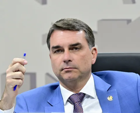 Flávio Bolsonaro diz que fez duas filhas para cuidarem dele na velhice
