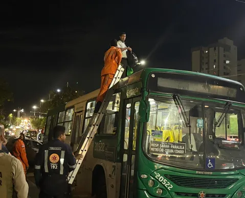 Protesto de um homem só: rodoviário em teto de ônibus é resgatado por bombeiros