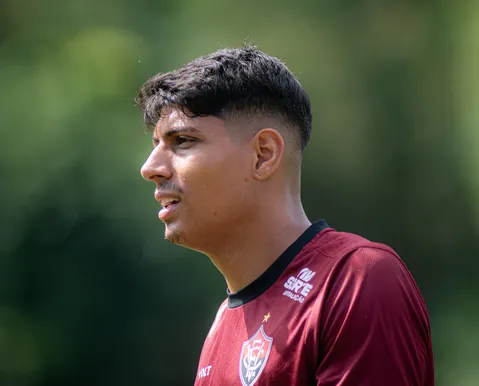 Titular do Vitória sente dores e é substituído no primeiro tempo