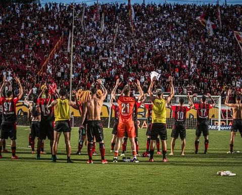 Torcida do Vitória esgota ingressos para BaVi no Barradão