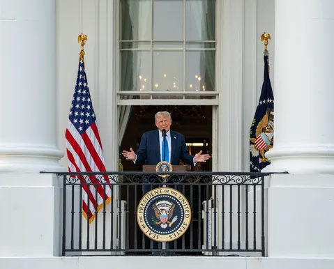 "Ouvi dizer que prenderam o Bolsonaro Jr", afirma Trump na França - Imagem