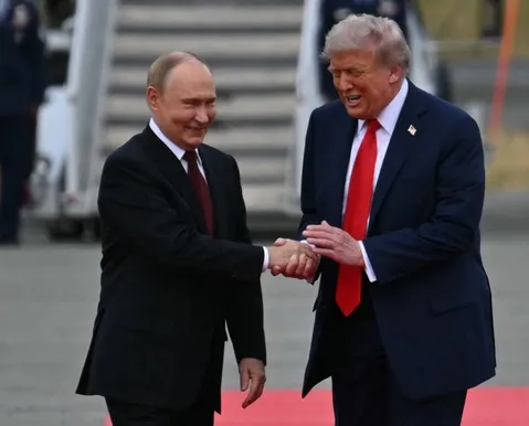 Trump fala com Putin por 90 minutos e oferece ajuda para guerra