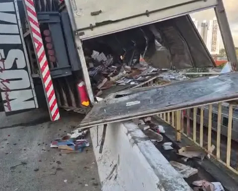 VÍDEO: Carga de morangos é saqueada após caminhão tombar na BR-324