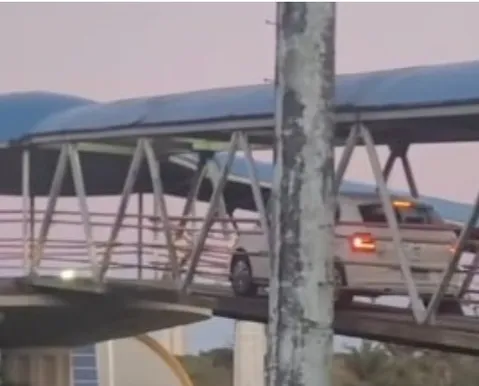Vídeo: carro invade passarela de pedestres na Avenida Paralela
