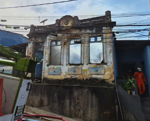 VÍDEO: incêndio de grandes proporções atinge casa em Salvador