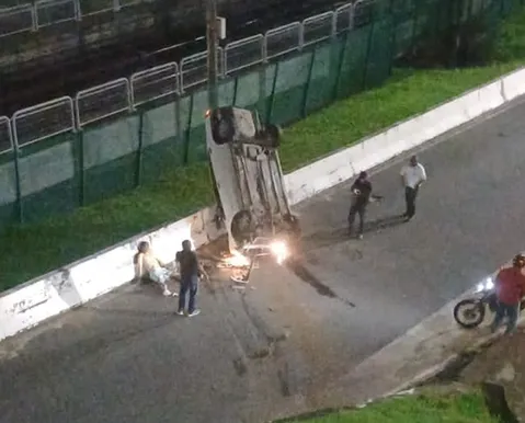 VÍDEO: motorista perde o controle e carro cai de viaduto em Salvador