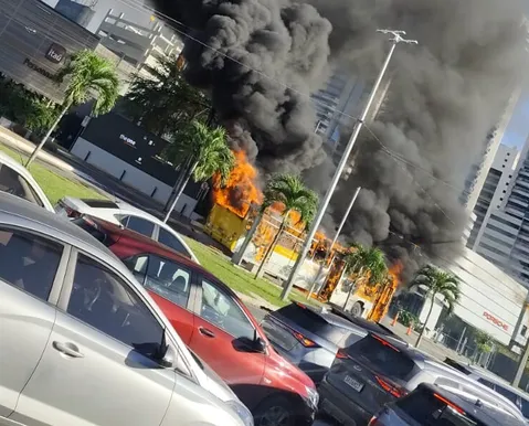 VÍDEO: ônibus pega fogo na Avenida Tancredo Neves e trava trânsito em Salvador