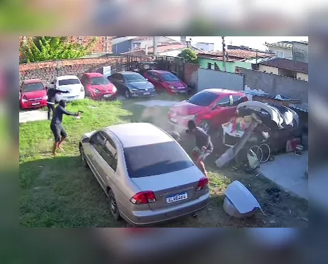 Vídeo: três suspeitos invadem oficina e executam homem dentro do estabelecimento