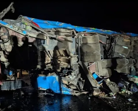 Vinte crianças morrem após ônibus escolar caportar durante passeio - Imagem