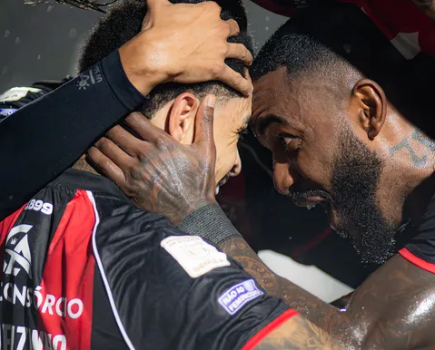 Vitória bate o Botafogo, sobe na tabela e segue implacável no Barradão