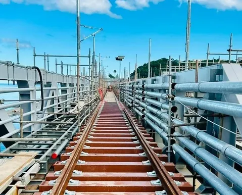 VLT de Salvador inicia instalação de trilhos na Ponte São João; testes começam em breve