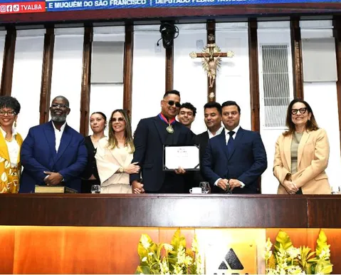 Xanddy Harmonia é homenageado com maior honraria da Bahia