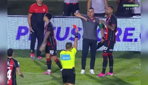 Árbitro vai ao VAR e expulsa dois jogadores do Vitória no mesmo lance