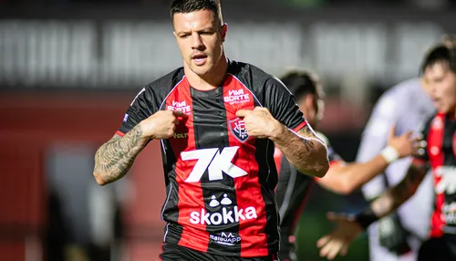 Com baixa minutagem recente, Renato Kayzer mira retorno aos titulares