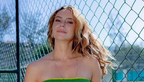 Em clima de Copa, Paolla Oliveira posa de biquíni verde e amarelo