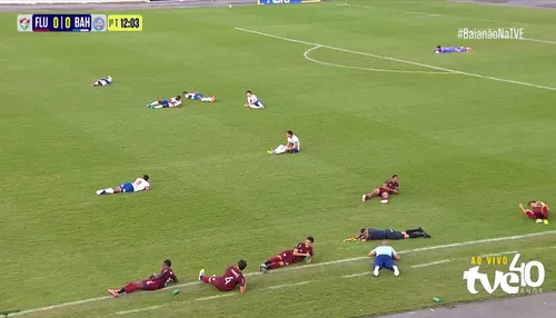 Enxame de vespas paralisa final do Baianão Sub-20; veja imagens