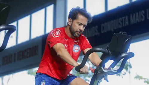 Ainda sem treinar, Éverton Ribeiro passa por tratamento especial no Bahia