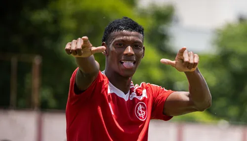 Atacante dispensado pelo Bahia vira artilheiro e acerta com time árabe