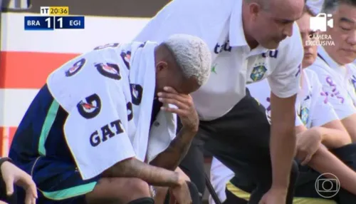 Lateral do Brasil deixa campo lesionado e preocupa para a Copa