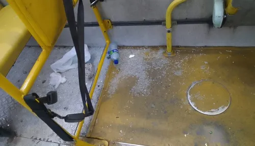Ônibus são alvos de ataques e motorista fica ferido antes BaVi em Salvador