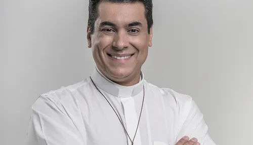 Padre viraliza ao dar conselho inusitado a noiva antes do casamento: "Abre o olho"