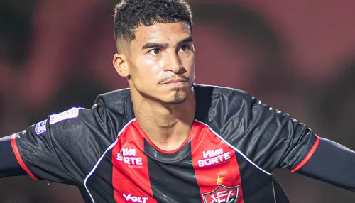 Vitória anuncia compra definitiva do atacante Renê