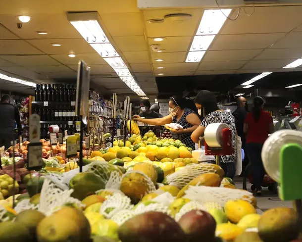 Rede de supermercados famosa no Nordeste fecha 28 lojas e demite 6,6 mil funcionários