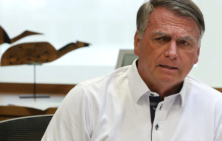 Preso, Jair Bolsonaro faz pedido a Moraes em meio a crise no STF