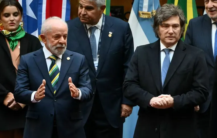 "Ladrão e corrupto": Milei ataca Lula e inflama crise no Mercosul