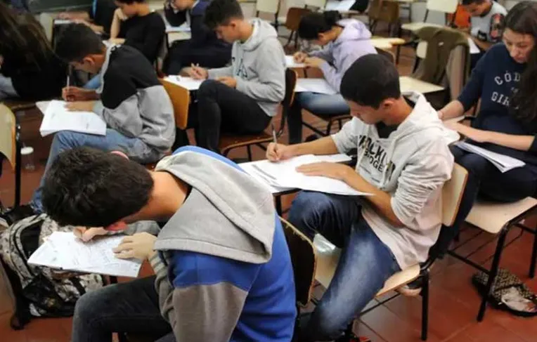 Projeto prevê multa para pais de alunos indisciplinados