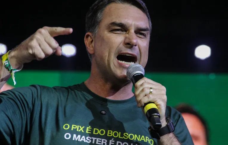 Flávio Bolsonaro culpa Lula por novo tarifaço de 25% de Trump
