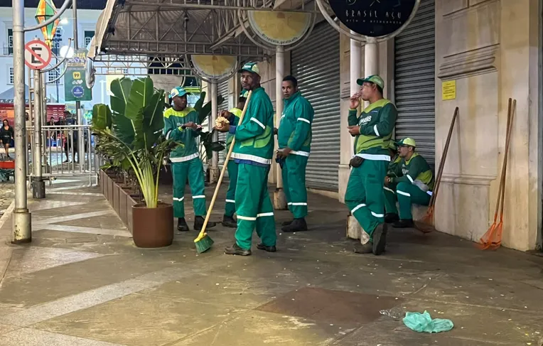 Garis cruzam os braços no São João do Pelourinho e lixo se acumula