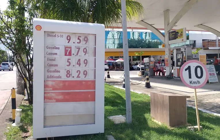 Gasolina salta R$ 0,60 em Salvador e ignora reajuste de 3,7% da Acelen