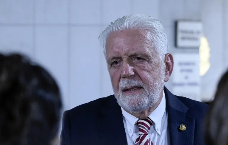 Jaques Wagner detona Flávio Bolsonaro e defende Pix: "Admirado pelo mundo"