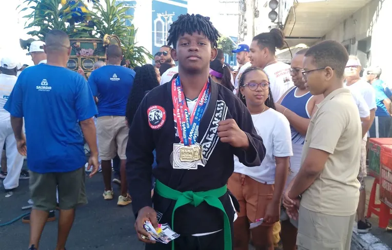 Jovem lutador de jiu-jitsu vende bala no 2 de Julho para competir na Europa