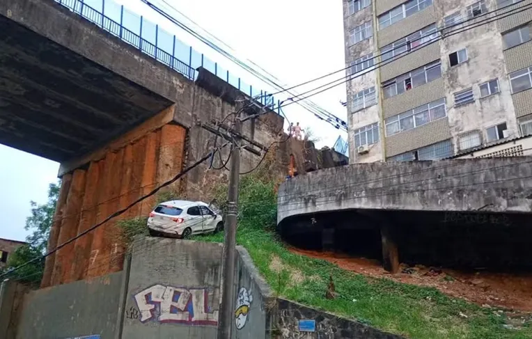 Motorista perde controle e carro cai de viaduto em Salvador