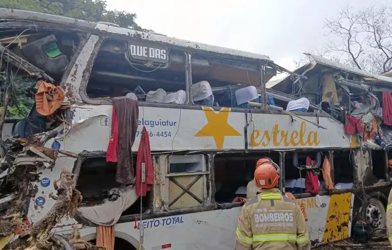 Nove pessoas morrem em tombamento de ônibus na descida de rodovia