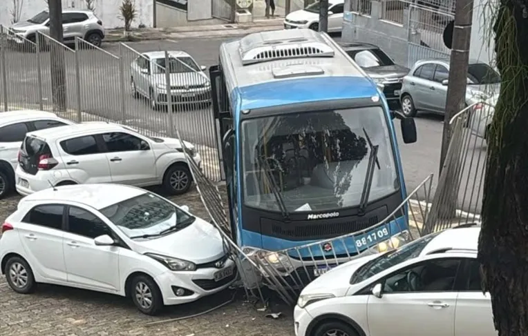 Ônibus invade estacionamento da Ufba em Salvador