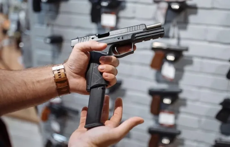Porte de arma para novas profissões no Brasil; confira quem tem direito